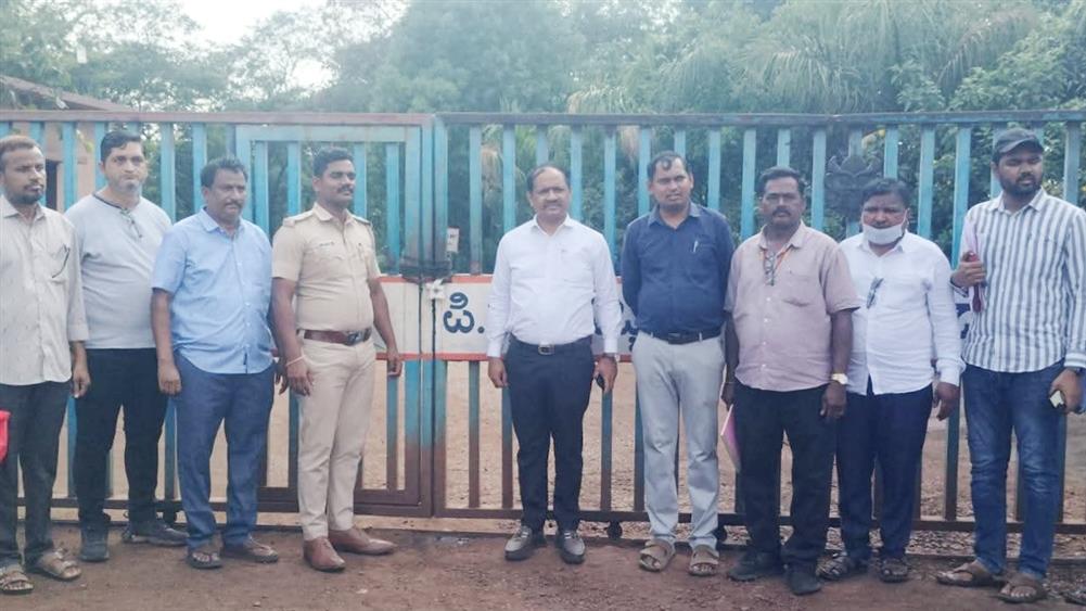 ಕೊಪ್ಪಳ : ಎರಡು ಕಾರ್ಖಾನೆಗಳಿಗೆ ಬೀಗ