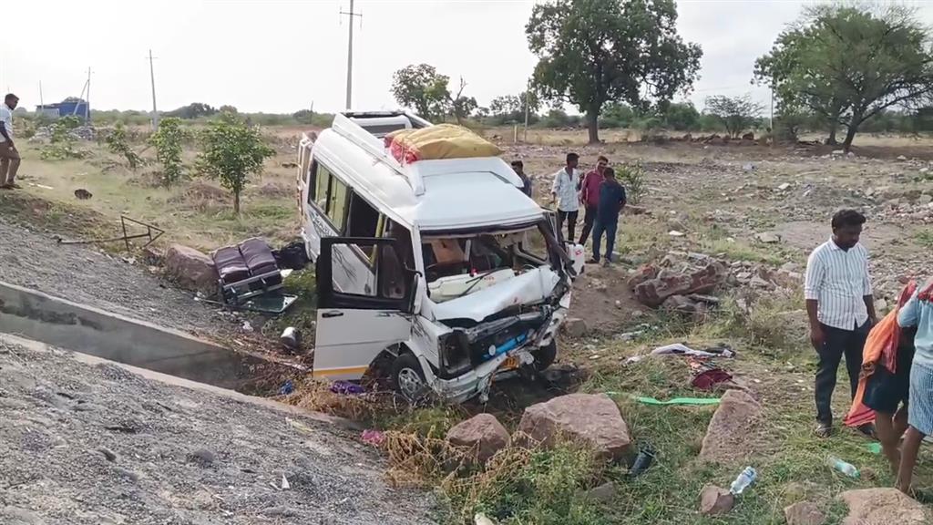 ಕೊಪ್ಪಳ : ಮತ್ತೆ ಟೈರ್ ಬ್ಲಾಸ್ಟ್  TT ವಾಹನ ಪಲ್ಟಿ