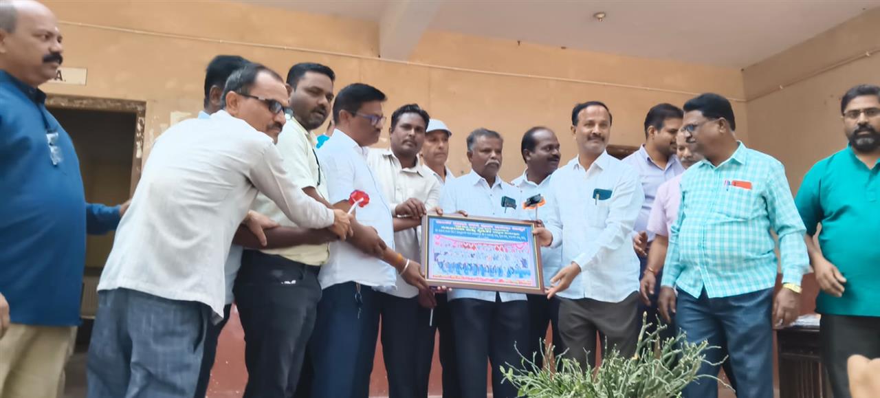 ಶಾಲೆಗೆ ಹಳೆ ವಿದ್ಯಾರ್ಥಿಗಳಿಂದ ಊಟದ ತಟ್ಟೆ–ನೀರಿನ ಗ್ಲಾಸ್ ದೇಣಿಗೆ