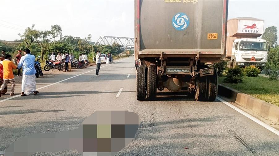 ಕೊಪ್ಪಳ : ಟಿಪ್ಪರ್ ಗಳ ಮಿತಿಮೀರಿದ ವೇಗಕ್ಕೆ ಓರ್ವ ಬಲಿ