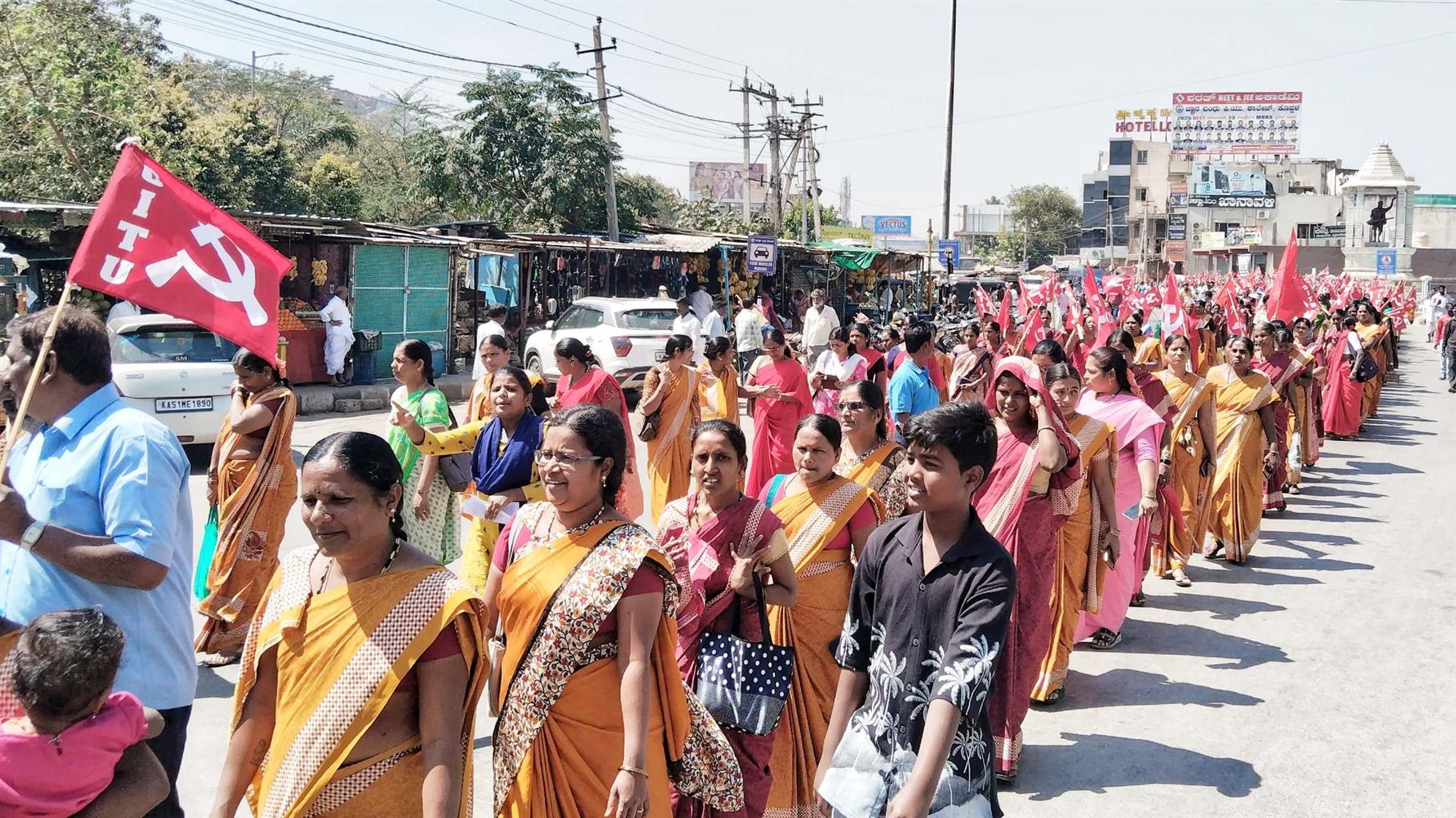 ದೇಶಾದ್ಯಂತ ಕಾರ್ಮಿಕರ ಮುಷ್ಕರ : ಕೊಪ್ಪಳದಲ್ಲೂ ಬೃಹತ್ ಪ್ರತಿಭಟನೆ