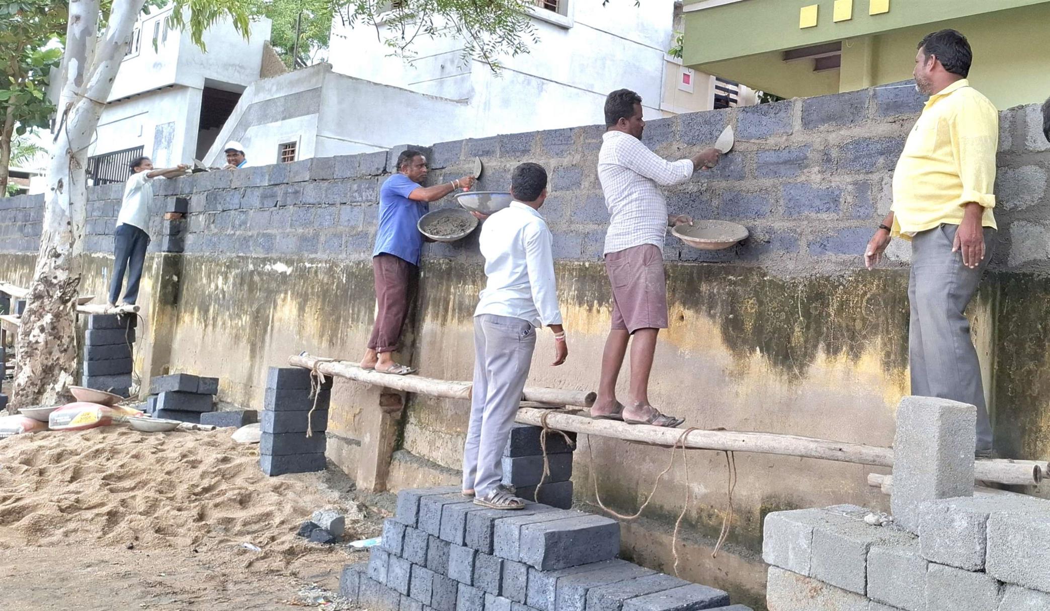ಕೊಪ್ಪಳ : ಶಾಲಾ ಅಭಿವೃದ್ಧಿಗೆ ಕೈಜೋಡಿಸಿದ ಹಳೆಯ ವಿದ್ಯಾರ್ಥಿಗಳು ಮತ್ತು ಗ್ರಾಮಸ್ಥರು