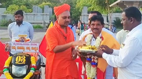 ಹ್ಯಾಂಡಲ್ ಇಲ್ಲದ ಬೈಕ್‌ನಲ್ಲಿ ಗವಿಮಠದಿಂದ ಚಾಮುಂಡಿ ಬೆಟ್ಟಕ್ಕೆ
