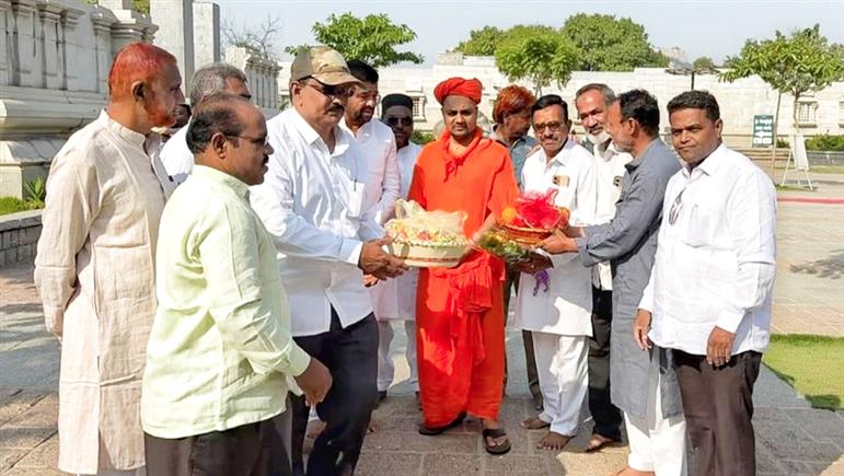 ದಸರಾ ಉದ್ಘಾಟಿಸಲಿದ್ದಾರೆ ಗವಿಶ್ರೀಗಳು : ಮುಸ್ಲಿಂ ಸಮುದಾಯದಿಂದ ಅಭಿನಂದನೆ