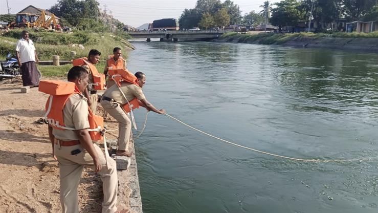 ಕೊಪ್ಪಳ ಗಂಗಾವತಿ :   ಕಾಲುವೆಯಲ್ಲಿ ಈಜಲು ಹೋದ ಇಬ್ಬರಲ್ಲಿ ಓರ್ವ ಕಾಣೆ