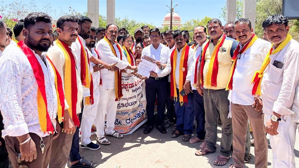 ಹಿಂದಿ ಪರ ರಾಜ್ಯಪಾಲರು : ಕರವೇ ಆಕ್ರೋಶದ ಪ್ರತಿಭಟನೆ