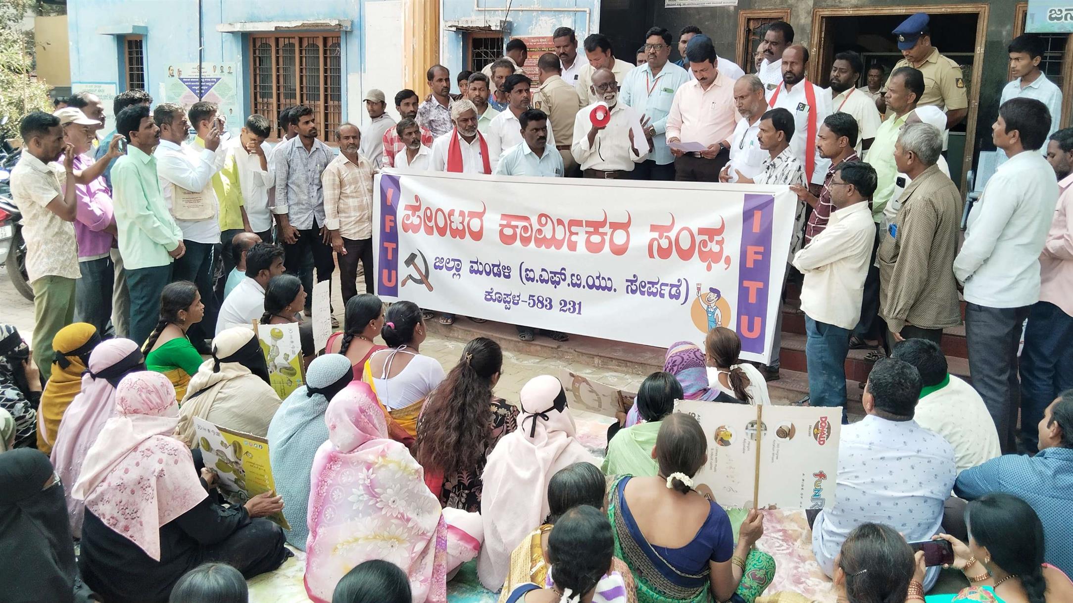ಓಟು ಕೊಟ್ಟಿವಿ ಮನೆ ಸಿಗಲಿಲ್ಲ : ಪೇಂಟರ್ ಕಾರ್ಮಿಕರ ನೋವಿನ ಮನವಿ