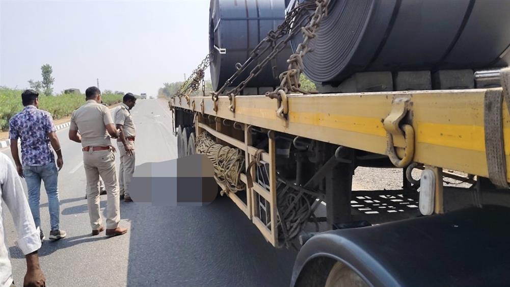 ಕೊಪ್ಪಳ : ಲಾರಿ ಓವರ್ ಟೇಕ್ ವೇಳೆ ಇಬ್ಬರು ಸಾವು