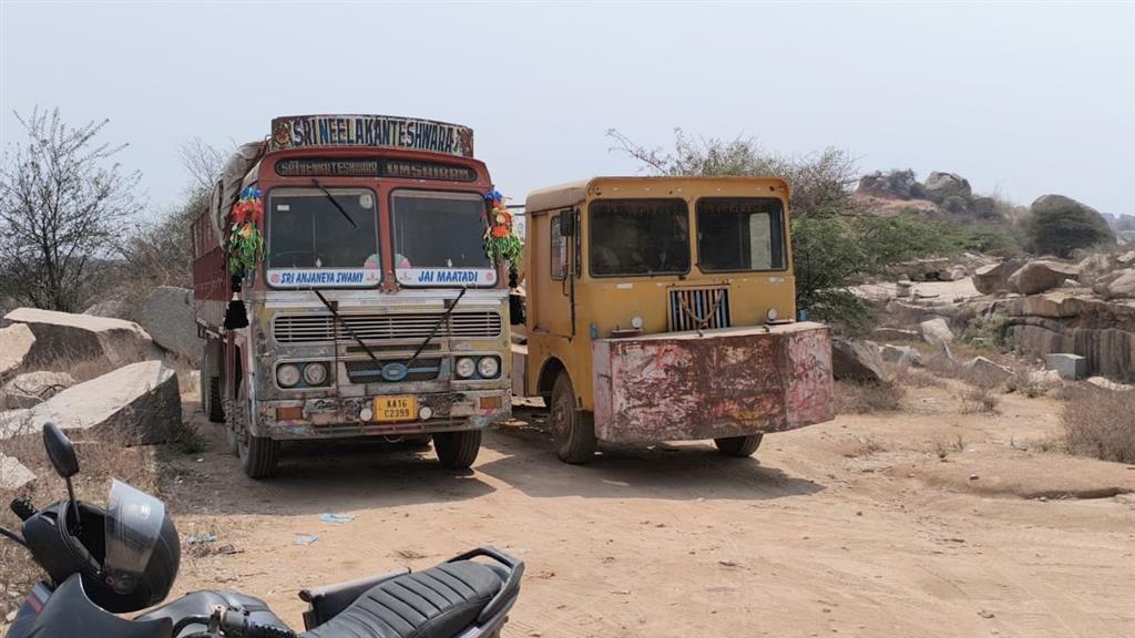 ಕೊಪ್ಪಳ : ಅಕ್ರಮ ಗಣಿಗಾರಿಕೆ ಮೇಲೆ ಪೊಲೀಸ್ ದಾಳಿ