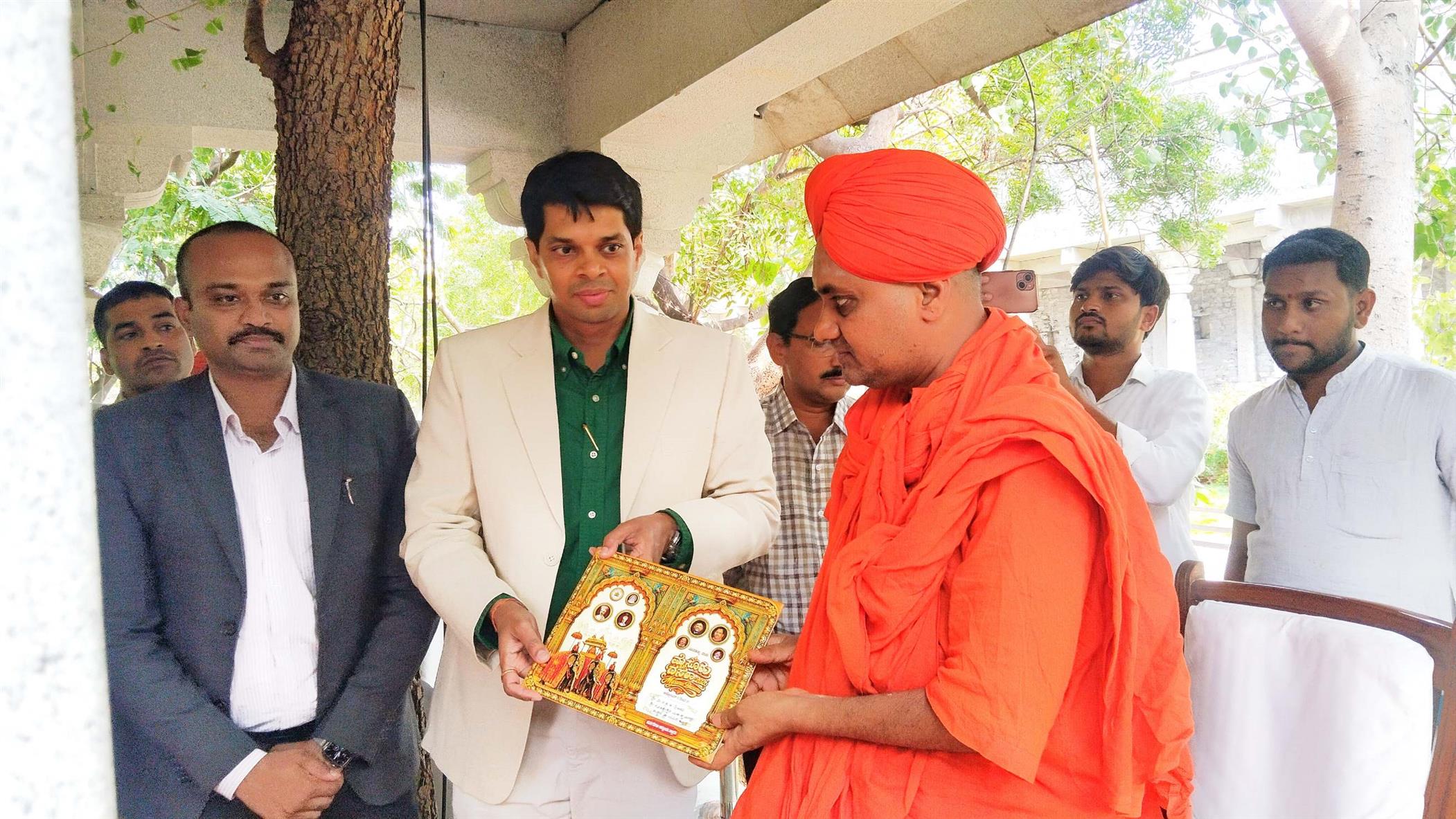 ದಸರಾ ಉದ್ಘಾಟನೆಗೆ ಗವಿಶ್ರೀಗಳಿಗೆ ಆಹ್ವಾನಿಸಿದ್ರು ಮೈಸೂರು ಡಿಸಿ