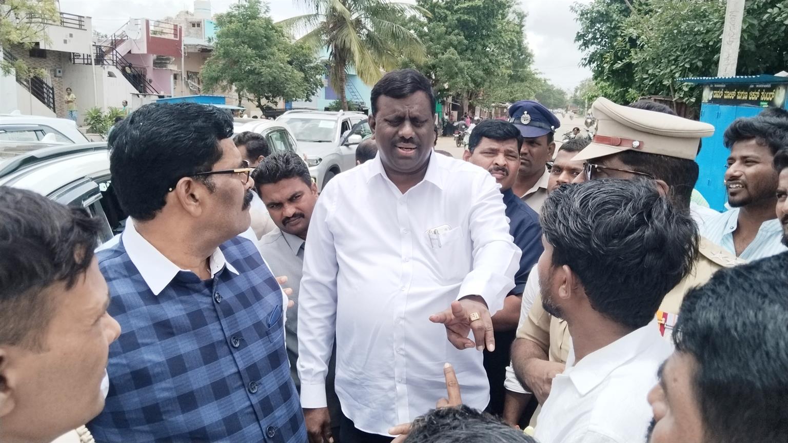 ಹಾಳಾದ ರಸ್ತೆ : ಸಚಿವರು ಶಾಸಕ ಸಂಸದರಿಗೆ ಪ್ರತಿಭಟನೆಯ ಬಿಸಿ