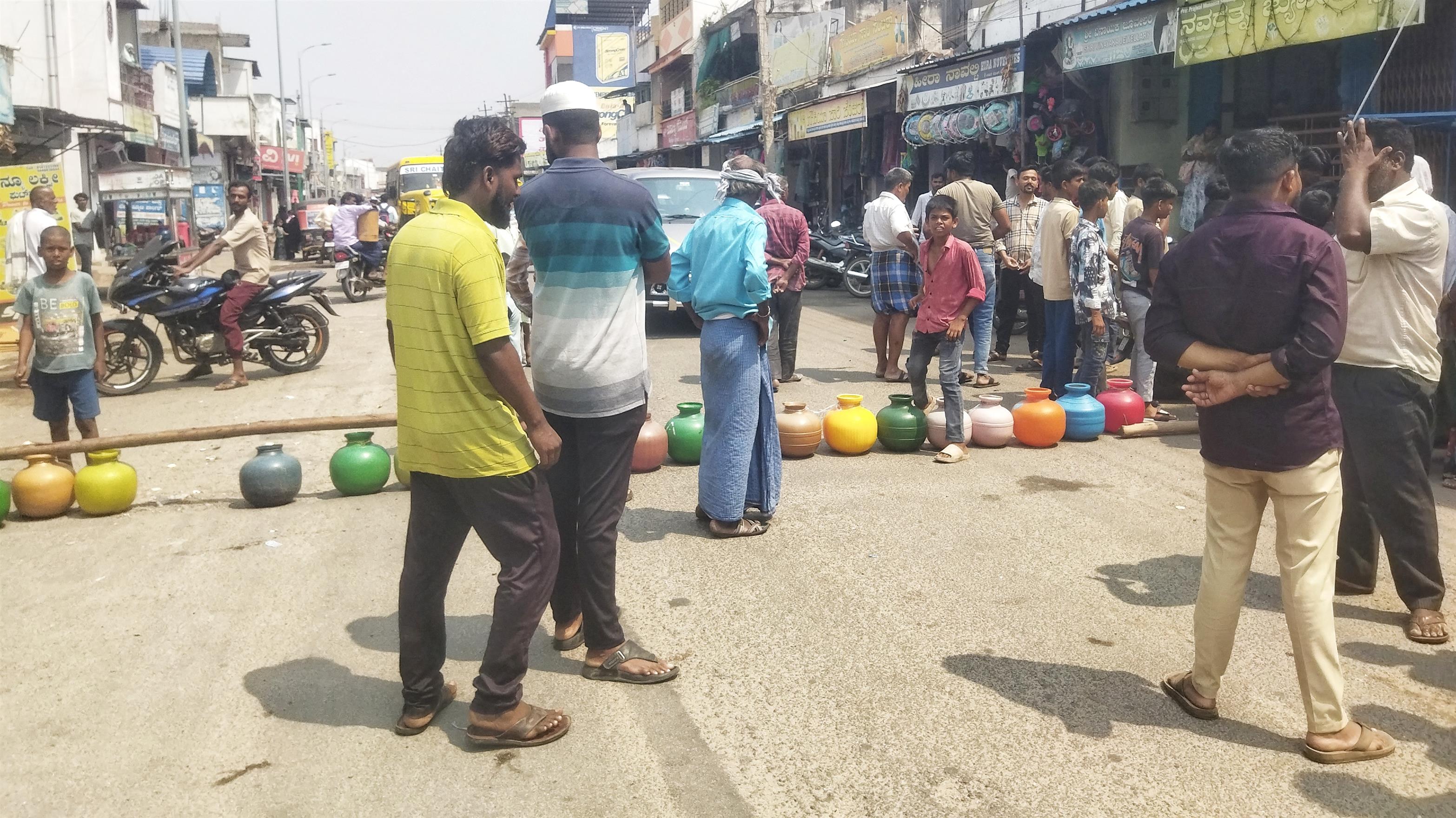 ನೀರು-ಚರಂಡಿ ಸಮಸ್ಯೆ: ಮಹಿಳೆಯರಿಂದ ರಸ್ತೆ ತಡೆ