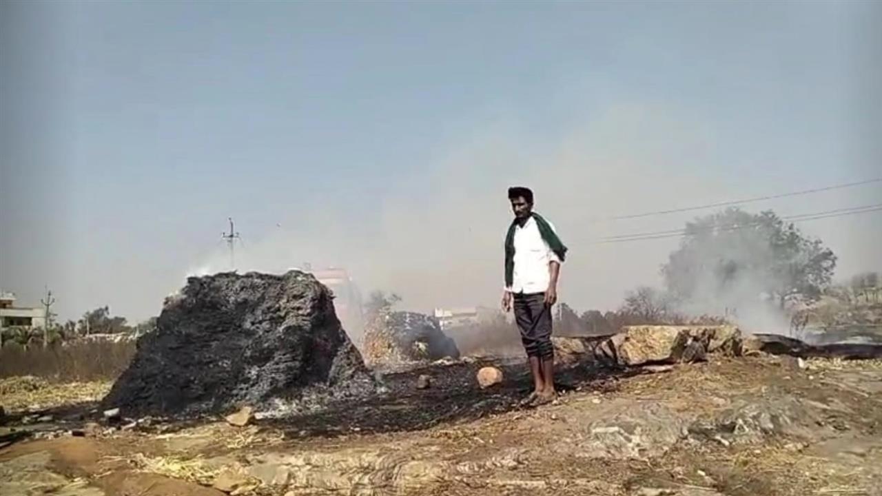 ಕೊಪ್ಪಳ : ಮೇವಿನ ಬಣವೆಗೆ ಬೆಂಕಿ ಲಕ್ಷಾಂತರ ರೂಪಾಯಿ ನಷ್ಟ