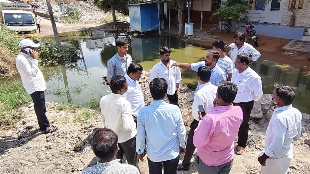 ರಾಜಕಾಲುವೆ ಮ್ಯಾಟ್ರು : ಒತ್ತಾಯದ ನಂತರ ಎಚ್ಚೆತ್ತ ನಗರಸಭೆ ?