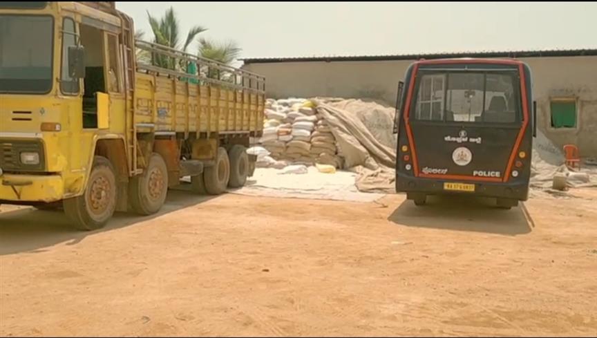 ಕೊಪ್ಪಳ :  ಅಕ್ಕಿ ಕಳ್ಳರ ದಂಧೆ ಬಯಲು ಸಿಕ್ಕುಬೀಳೋರು ಯಾರು ?