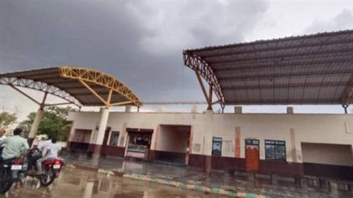 ಬಿರುಗಾಳಿಗೆ ಹಾರಿದ ಬಸ್ ನಿಲ್ದಾಣದ ಮೇಲ್ಛಾವಣಿ