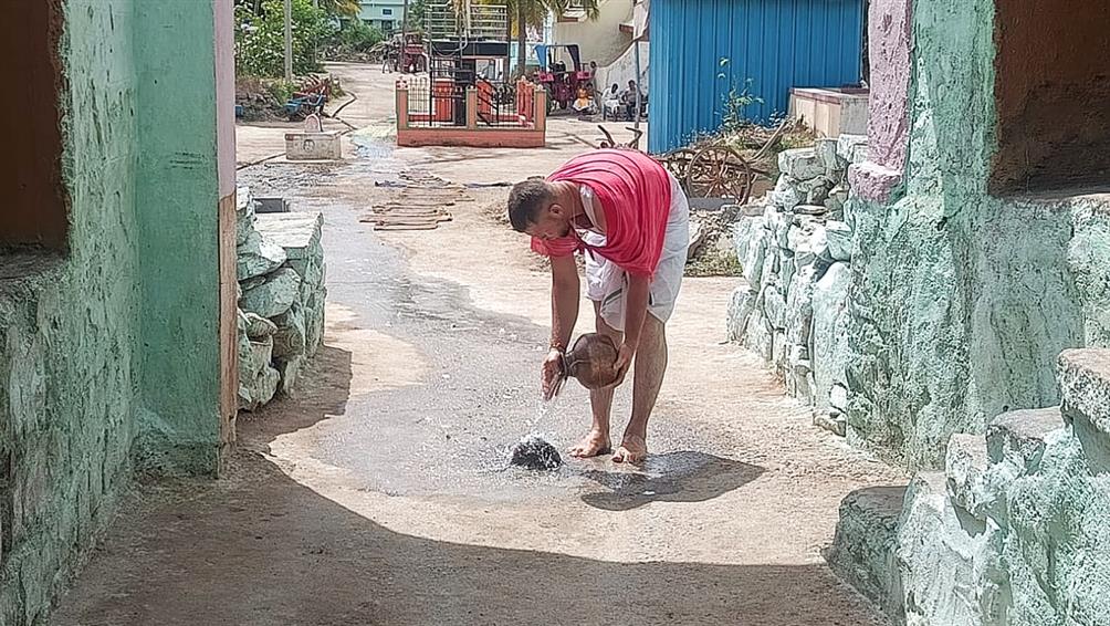 ಮಳೆಗಾಗಿ ರೈತನಿಂದ 101 ಕೊಡಗಳ ಜಲಾಭಿಷೇಕ