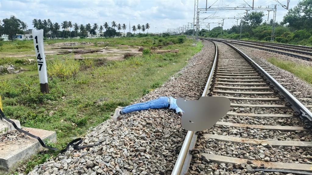 ಕೊಪ್ಪಳ : ರೈಲು ಹಳಿಗೆ ತಲೆ ಕೊಟ್ಟ ಯುವಕ