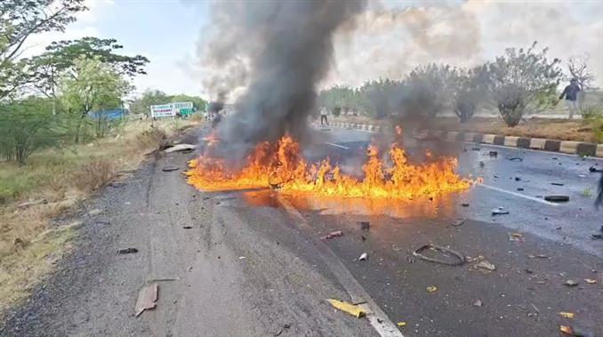 ಟೈರ್ ಬ್ಲಾಸ್ಟ್  : ಲಾರಿಯಿಂದ ಹೊತ್ತಿದ ಬೆಂಕಿಗೆ ಇಬ್ಬರು ಸಾವು