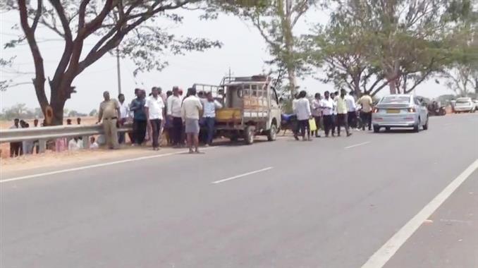 ಕೊಪ್ಪಳ : ರಸ್ತೆ ಬದಿ ಯುವಕರಿಬ್ಬರ ಶವ ಪತ್ತೆ