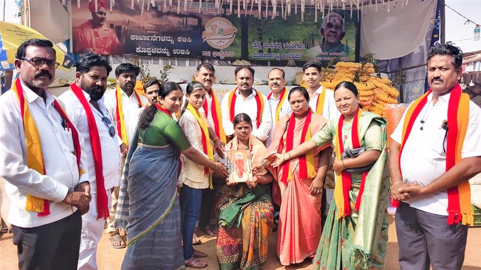 ಸಾಮಾಜಿಕ ಕಳಕಳಿಯ ಮಿಠಾಯಿ ಅಂಗಡಿಯವರಿಗೆ ಕರವೇ ಸನ್ಮಾನ