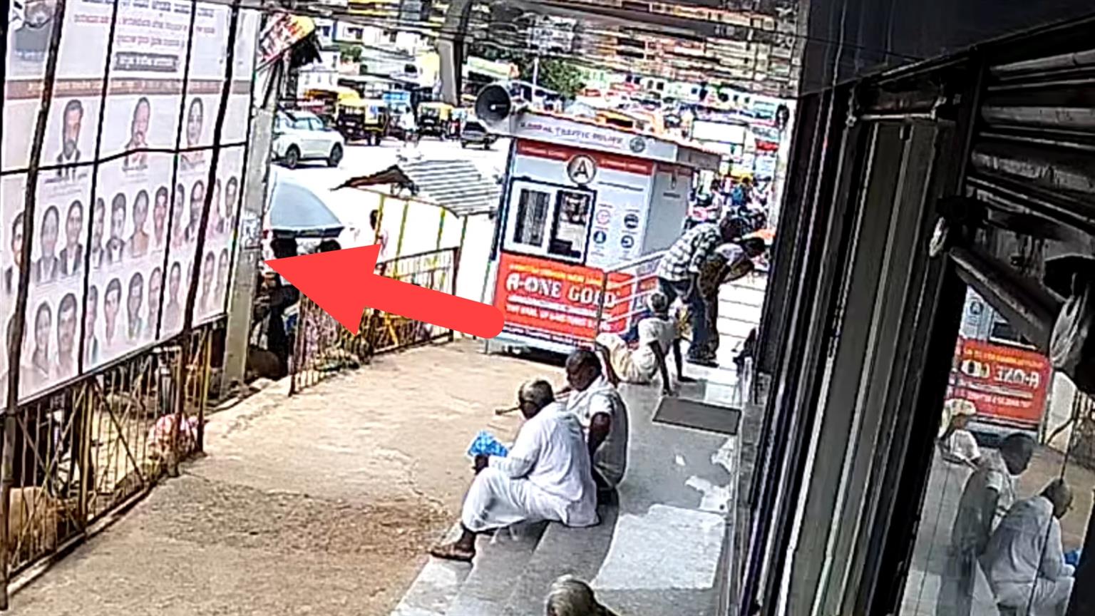 ಸಿಸಿಟಿವಿ ಕ್ಯಾಮರಾಗೆ ಅಡ್ಡವಾದ ಬ್ಯಾನರ್ : ನಗರಸಭೆ ನಿರ್ಲಕ್ಷ್ಯ