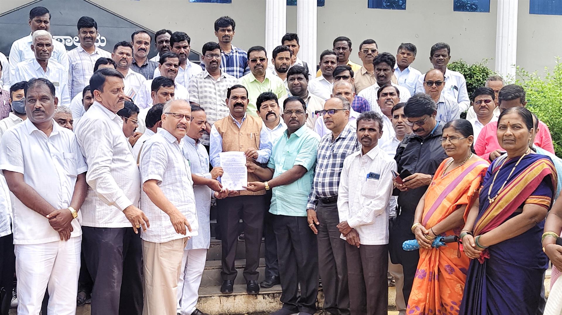 ಕೊಪ್ಪಳ : ಅವೈಜ್ಞಾನಿಕ ಸುತ್ತೋಲೆ ಹಿಂಪಡೆಯುವಂತೆ ಪಿಯು ಉಪನ್ಯಾಸಕರ–ಪ್ರಾಚಾರ್ಯರ ಒತ್ತಾಯ