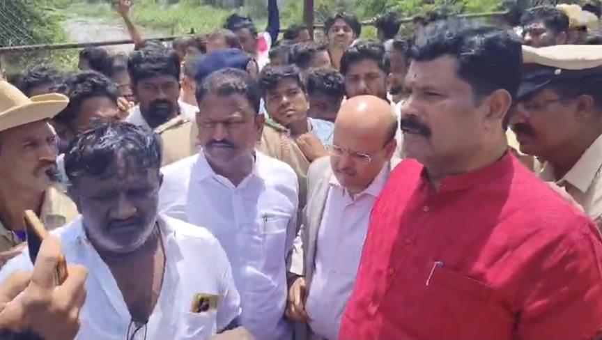 ಗಂಗಾವತಿ: ನಾಲ್ಕು ದಿನವಾದರೂ ಸಿಗದ‌ ಮಗು. ಸೂಕ್ತ ಪರಿಹಾರದ ಜೊತೆ ತಪ್ಪಿತಸ್ಥರ ವಿರುಧ್ದ ಸೂಕ್ತ ಕ್ರಮ- ಸಚಿವ ತಂಗಡಗಿ ಗಾಂಧಿ ವೃತ್ತದಲ್ಲಿ SDPI ಪ್ರತಿಭಟನೆ.