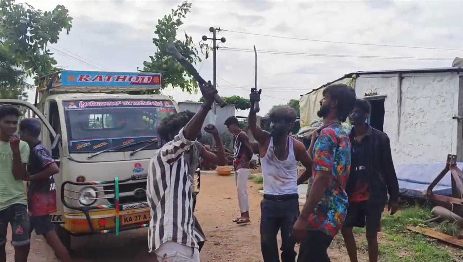 ಮಚ್ಚು ಹಿಡಿದು ಅಬ್ಬರಿಸಿದ ಐವರು ಯುವಕರ ಮೇಲೆ ಪ್ರಕರಣ ದಾಖಲು.