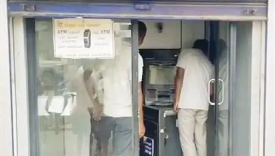 ಕೊಪ್ಪಳ: ಎಟಿಎಂ ಕಳ್ಳತನ ಯತ್ನ. ಕಳ್ಳರ ‘ಬೆಂಕಿ’ಯಂತಹ ಐಡಿಯಾ ಮತ್ತು ಹೊಗೆಯಾಡಿದ ಅದೃಷ್ಟ!