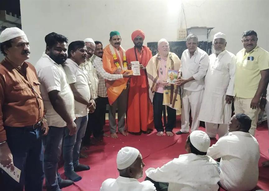 ಕುಕನೂರು: ಮಸೀದಿಯ ಅಂಗಳದಲ್ಲಿ ಮೊಳಗಿತು ಭಾವೈಕ್ಯತೆಯ ಗಾನ; ಸಮಾಜೋತ್ಸವಕ್ಕೆ ಮುಸ್ಲಿಂ ಬಾಂಧವರಿಗೆ ಪ್ರೀತಿಯ ಆಹ್ವಾನ..