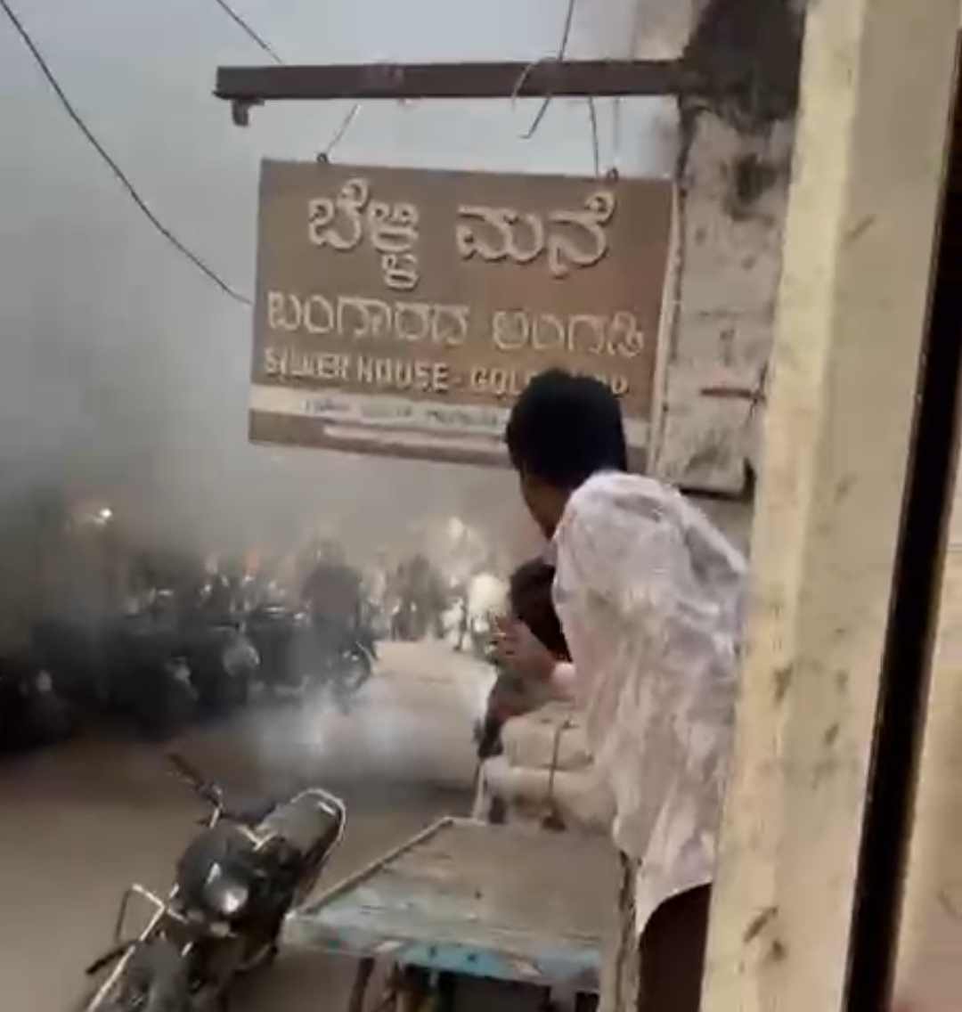 ಗಂಗಾವತಿ: ಗಣೇಶ ಸರ್ಕಲ್‌ನಲ್ಲಿ ದಿಟ್ಟ ಹೊಗೆ ಇ-ಬೈಕ್ ಆತಂಕ:  ಬೈಕ್‌ನಲ್ಲಿ ತಾಂತ್ರಿಕ ದೋಷ, ತಪ್ಪಿದ ಗಂಡಾಂತರ