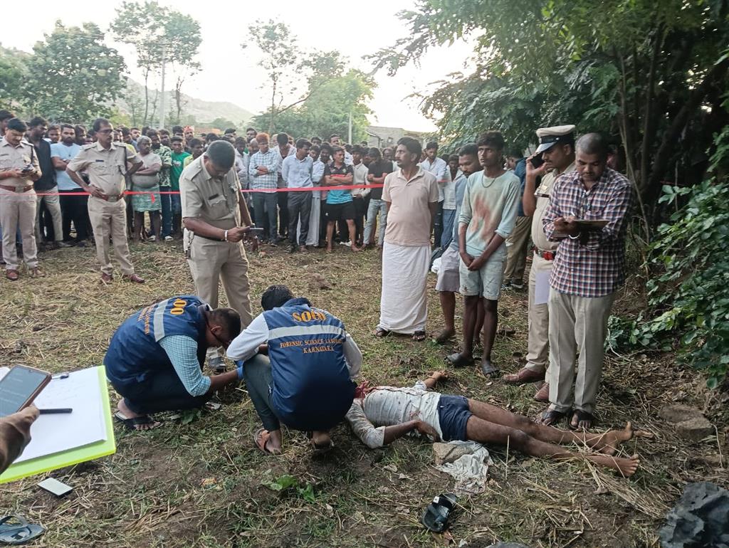 ಗಂಗಾವತಿ: ಅನೈತಿಕ ಸಂಬಂಧ.. ಪತ್ನಿಯ ಪ್ರಿಯಕರನನ್ನು ಕೊಚ್ಚಿ ಕೊಂದ ಪತಿ.!