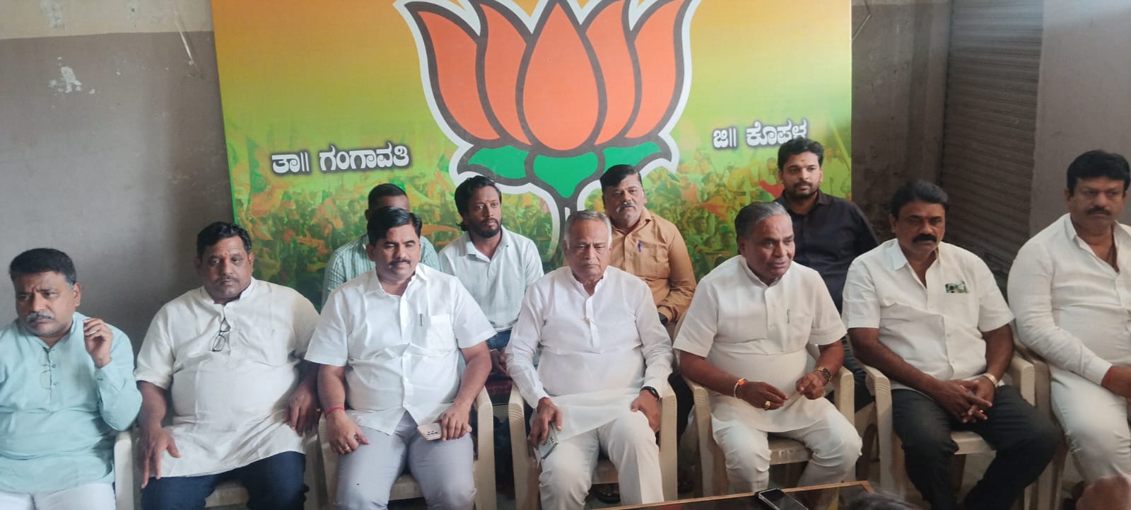 ಎರಡನೇ ಬೆಳೆಗೆ ನೀರು ಬಿಡಿ, ಇಲ್ಲ ರೈತರಿಗೆ ಪರಿಹಾರ ಕೊಡಿ