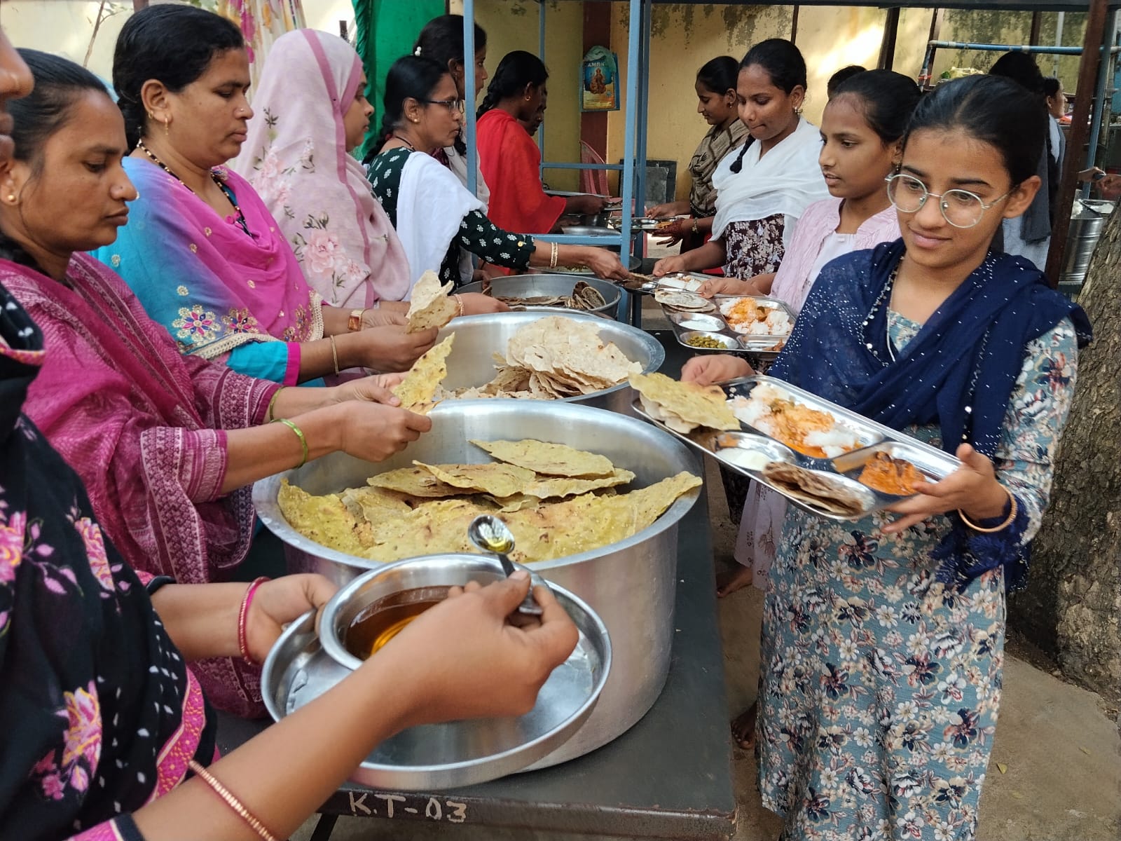 ಸರ್ಕಾರಿ ಶಾಲಾ ಮಕ್ಕಳಿಗೆ ಭರ್ಜರಿ ಭಕ್ಷ್ಯ ಭೋಜನ: ಯಾಕೆ ಅಂತಿರಾ.? ಇಲ್ನೋಡಿ