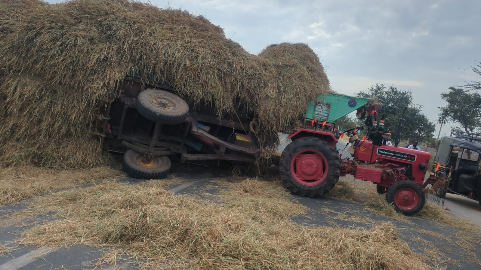ಲಾರಿ ಡಿಕ್ಕಿ, ನಡು ರಸ್ತೆಯಲ್ಲಿ ಮಗುಚಿಬಿದ್ದ ಟ್ರಾಕ್ಟರ್