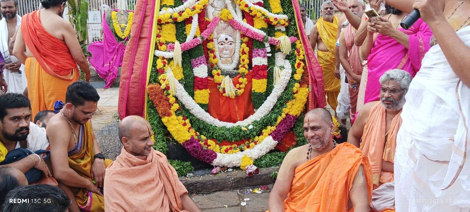 ಐತಿಹಾಸಿಕ ಕ್ಷಣಕ್ಕೆ ವೇದಿಕೆಯಾದ ನವವೃಂದಾವನ : ಪದ್ಮನಾಭರ ಸನ್ನಿಧಾನದಲ್ಲಿ ಒಂದಾದ ಉಭಯ ಶ್ರೀಗಳು