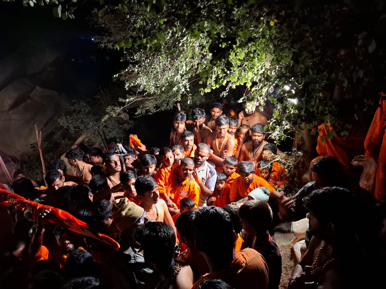 ಅಂಜನಾದ್ರಿಯಲ್ಲಿ ಮಧ್ಯರಾತ್ರಿ ಪೊಲೀಸರ ಹೈಡ್ರಾಮಾ: ಭಕ್ತರ ಪ್ರೋಟೆಸ್ಟ್